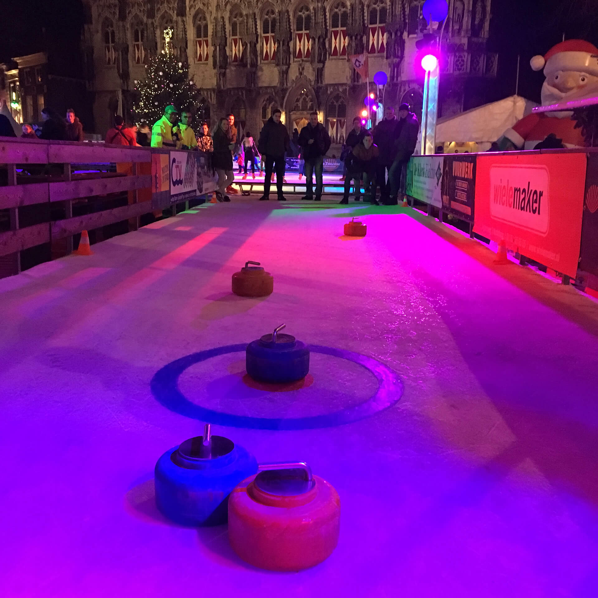 Curling stenen in de avond op de IJsbaan in Middelburg.