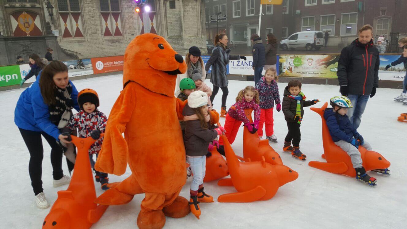 Kinderen hebben plezier op de IJsbaan op de Markt in Middelburg