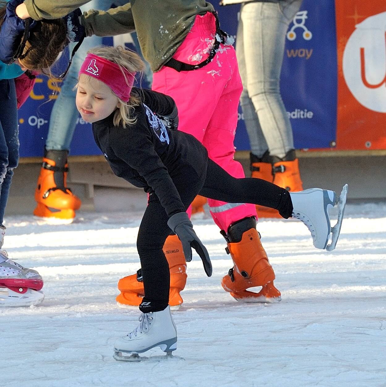 Kinderen op een slee op de ijsbaan in Middelburg
